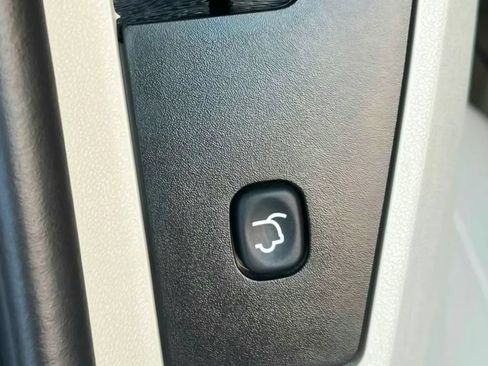 Used 2010 Chrysler Town & Country Touring Plus w/ Safetytec Group FWD image 13