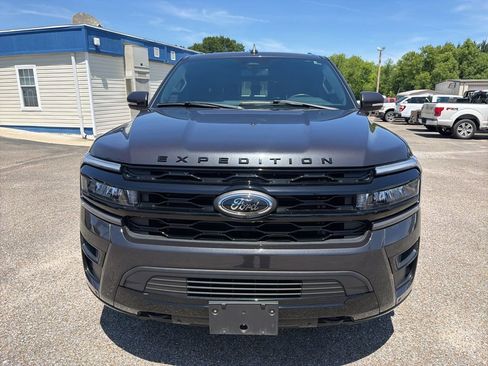 Used 2024 Ford Expedition Limited AWD/4WD image 3
