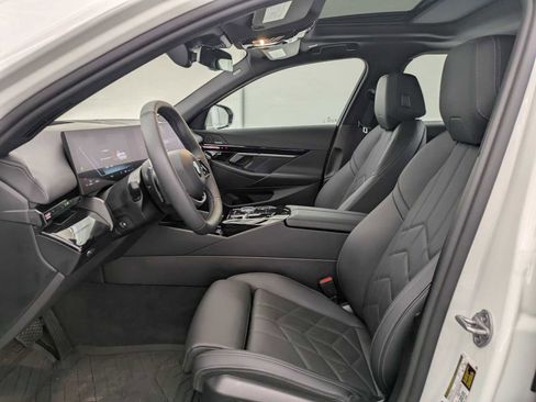 Used 2025 BMW 530i xDrive w/ Premium Package image 17