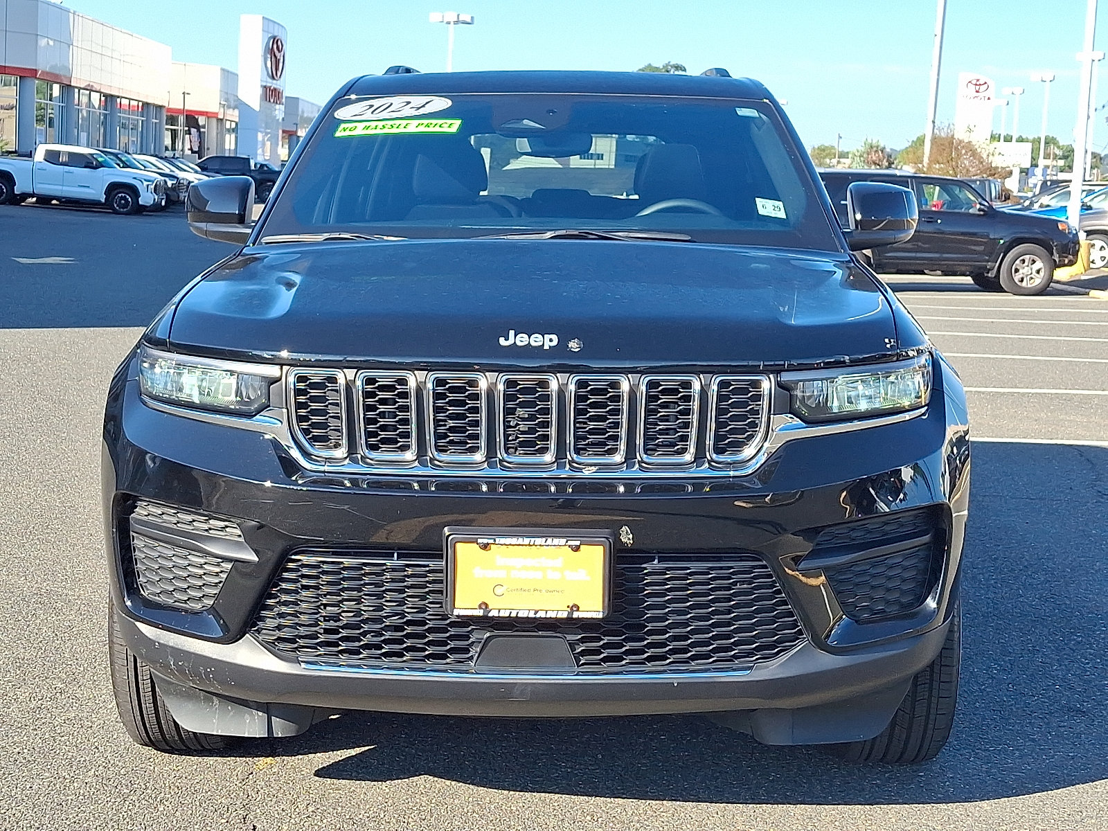 Used 2024 Jeep Grand Cherokee Laredo X w/ Luxury Tech Group I AWD/4WD image 2
