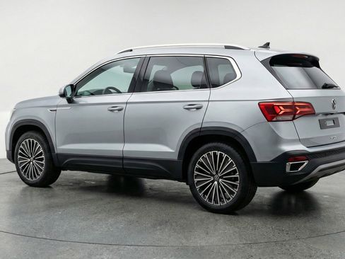 Used 2025 Volkswagen Taos SE image 6