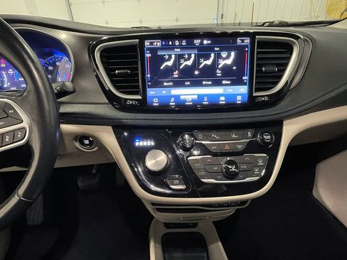 Used 2021 Chrysler Pacifica Touring-L image 39