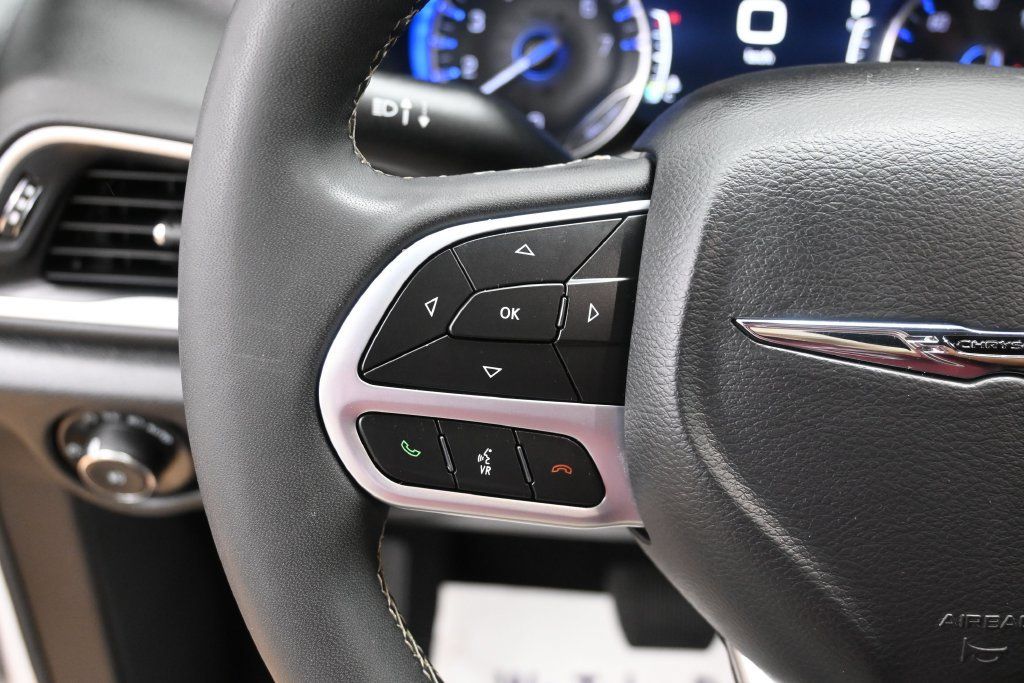 Used 2025 Chrysler Pacifica Select FWD image 12