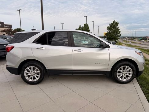 Used 2021 Chevrolet Equinox LS w/ LS Convenience Package AWD/4WD image 10