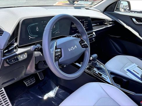 Used 2025 Kia Niro EX Touring FWD image 11