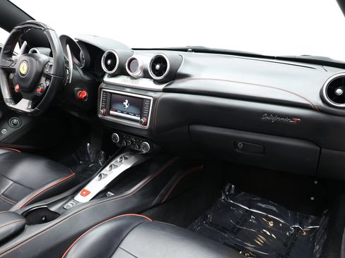 Used 2017 Ferrari California T RWD image 79