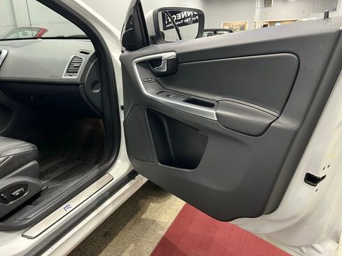 Used 2016 Volvo XC60 T6 R-Design w/ Climate Package image 28