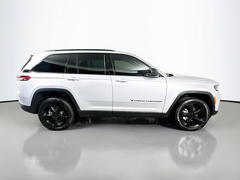 Used 2024 Jeep Grand Cherokee Limited w/ Luxury Tech Group II image 8