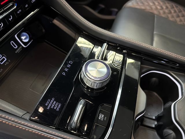 Used 2025 Jeep Grand Cherokee Summit AWD/4WD image 27