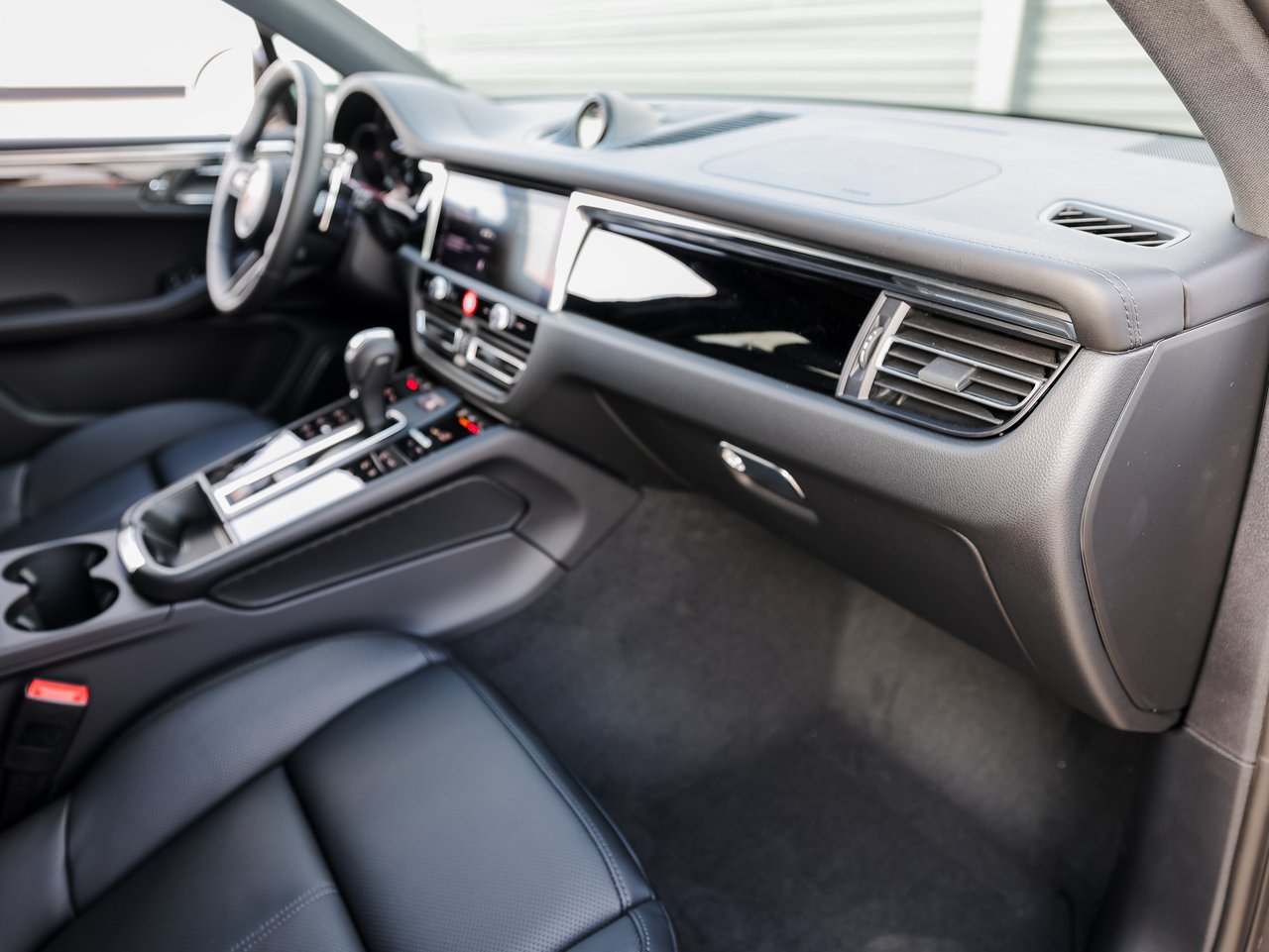 Certified 2026 Porsche Macan Turbo AWD/4WD image 27