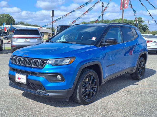 Used 2024 Jeep Compass Latitude w/ Convenience Group AWD/4WD image 3