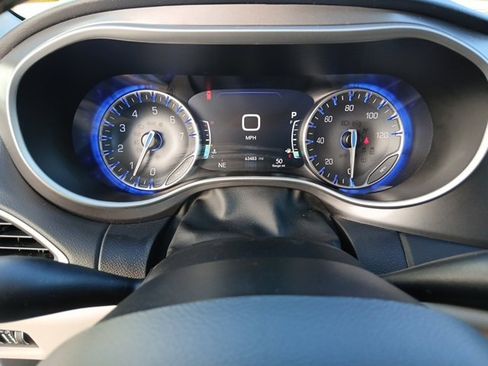 Used 2023 Chrysler Pacifica Touring-L image 43