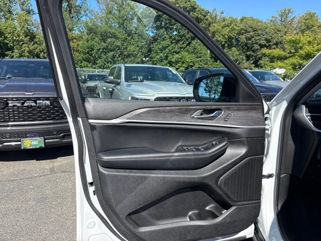 Used 2023 Jeep Grand Cherokee L Limited w/ Luxury Tech Group II AWD/4WD image 32