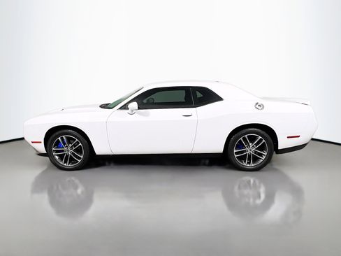 Used 2019 Dodge Challenger SXT image 9