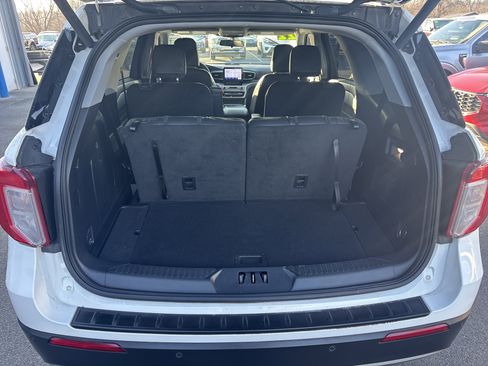 Used 2022 Ford Explorer XLT w/ Equipment Group 202A image 5
