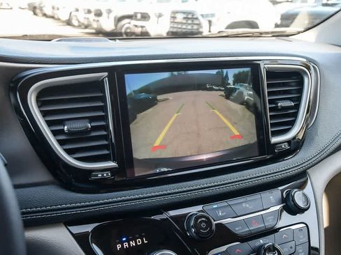Used 2023 Chrysler Pacifica Touring-L FWD image 23