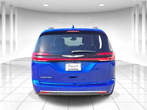 Used 2021 Chrysler Pacifica Touring-L FWD image 4