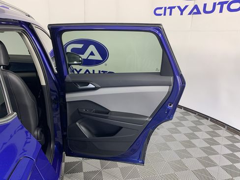 Used 2023 Volkswagen Taos SE w/ Panoramic Sunroof Package FWD image 35