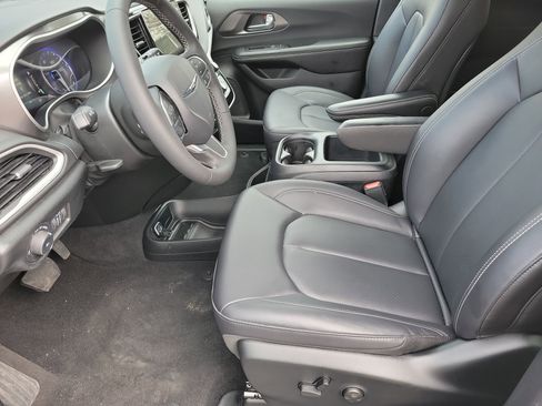 Used 2026 Chrysler Pacifica Select image 3