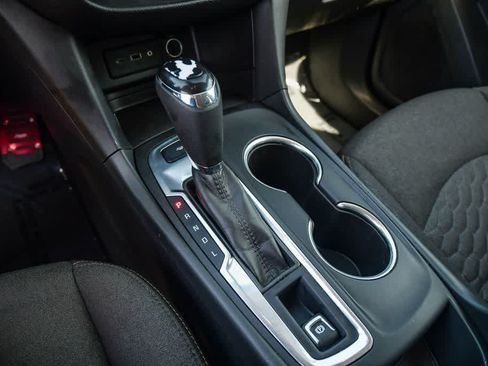 Used 2020 Chevrolet Equinox LT FWD image 19