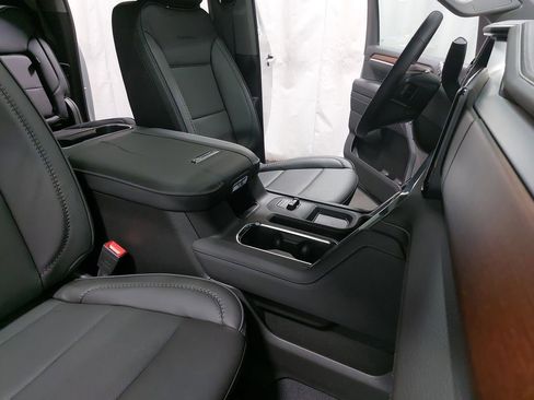 New 2025 GMC Sierra 3500 Denali w/ Denali Reserve Package image 10