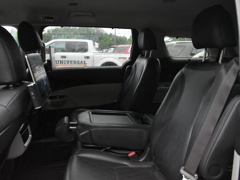 Used 2022 Kia Carnival EX FWD image 15