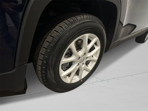 Used 2014 Jeep Cherokee Latitude w/ Comfort/Convenience Group image 24