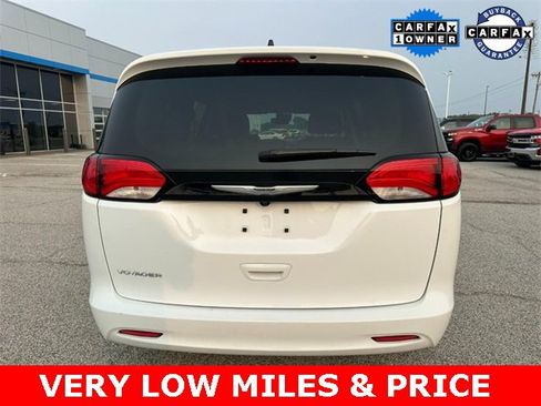 Used 2024 Chrysler Voyager LX image 4