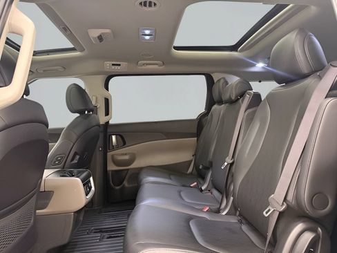 Used 2025 Kia Carnival SX FWD image 15