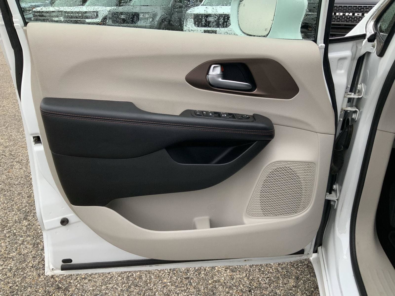 Used 2017 Chrysler Pacifica Touring-L FWD image 15