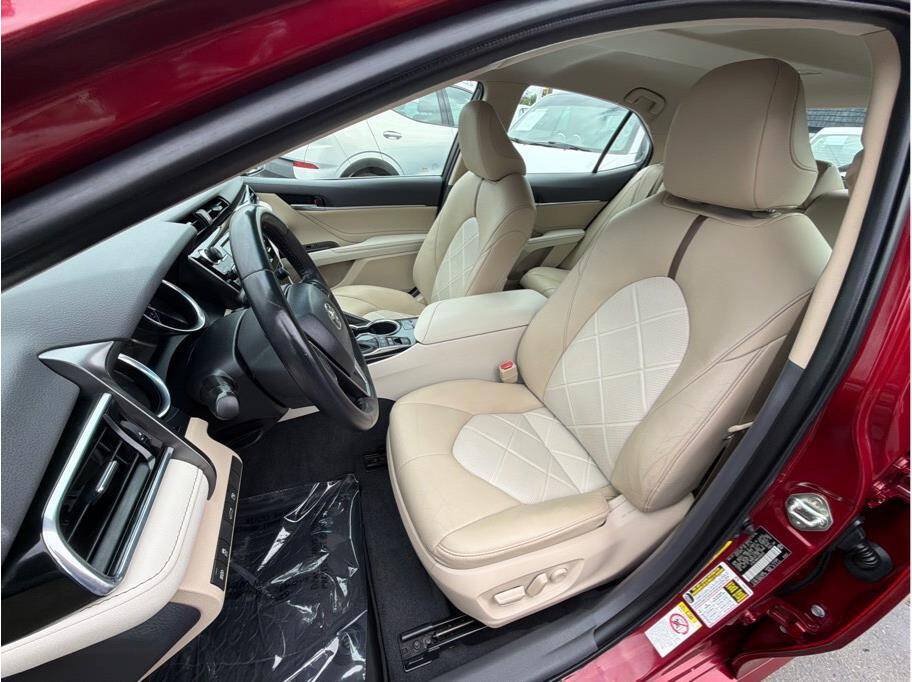 Used 2018 Toyota Camry XLE FWD image 17