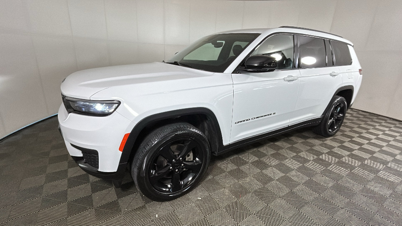 Used 2023 Jeep Grand Cherokee L Altitude AWD/4WD image 8