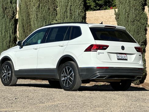 Used 2021 Volkswagen Tiguan SE w/ Panoramic Sunroof Package image 6