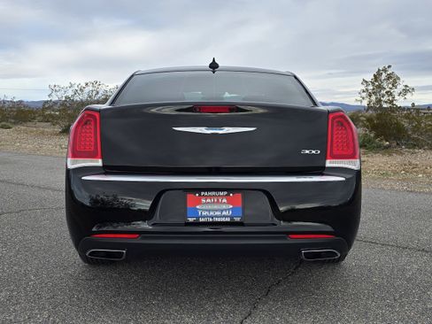 Used 2017 Chrysler 300 Limited w/ Driver Convenience Group image 4