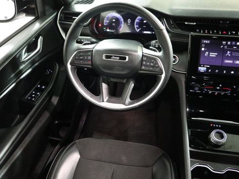 Used 2023 Jeep Grand Cherokee L Laredo image 16