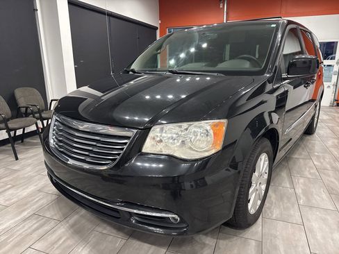 Used 2013 Chrysler Town & Country Touring image 5