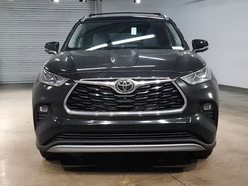 New 2026 Toyota Highlander Platinum AWD/4WD image 2