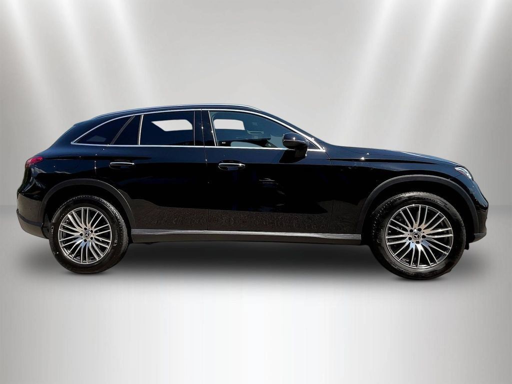Used 2026 Mercedes-Benz GLC 300 image 4