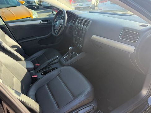 Used 2017 Volkswagen Jetta SE image 9