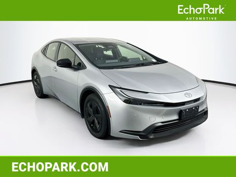Used 2025 Toyota Prius LE FWD image 1