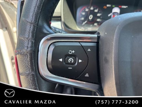Used 2019 Volvo XC40 T4 Momentum FWD image 13