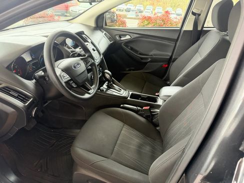 Used 2017 Ford Focus SE image 5