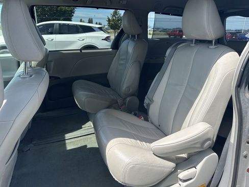 Used 2012 Toyota Sienna XLE FWD image 17