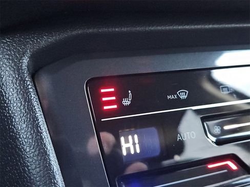 Used 2022 Volkswagen Tiguan SE image 18