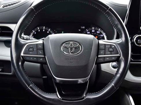 Used 2021 Toyota Highlander Limited image 19