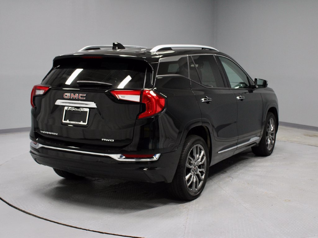Used 2024 GMC Terrain Denali w/ Black Diamond Edition AWD/4WD image 11