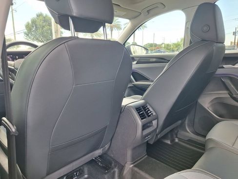 Used 2026 Volkswagen Tiguan SE w/ Panoramic Sunroof Package FWD image 22