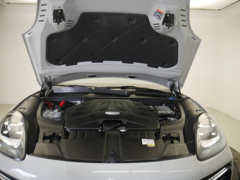 Certified 2023 Porsche Cayenne AWD/4WD image 13