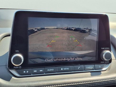 Used 2024 Nissan Rogue S FWD image 11