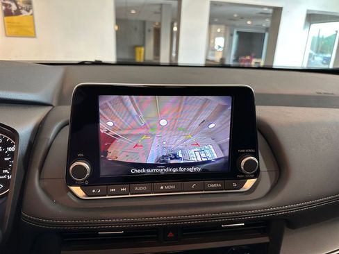 Used 2025 Nissan Rogue SV FWD image 25